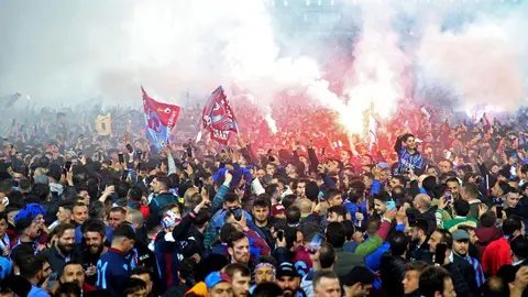 Superliga de Turquía: Afición del Trabzonspor invadió el campo para celebrar el Título