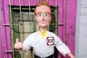 Alfredo Adame ya tiene piñata karateca