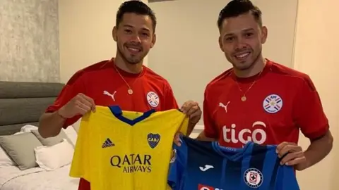 Ángel Romero intercambió jersey con su gemelo Óscar en la concentración de Paraguay