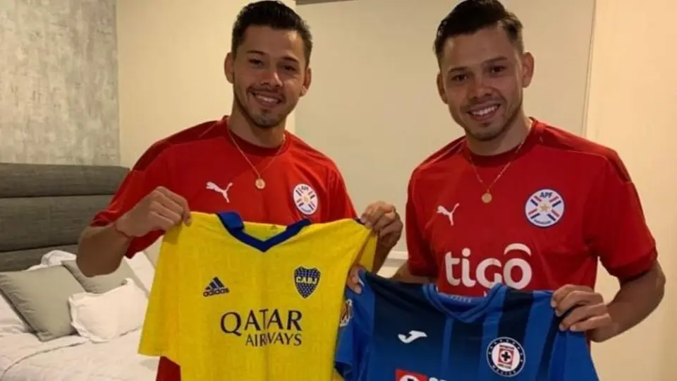 Ángel Romero intercambió jersey con su gemelo Óscar en la concentración de Paraguay