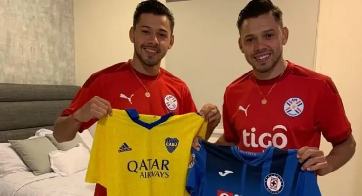 Ángel Romero intercambió jersey con su gemelo Óscar en la concentración de Paraguay