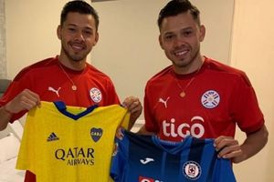 Ángel Romero intercambió jersey con su gemelo Óscar en la concentración de Paraguay