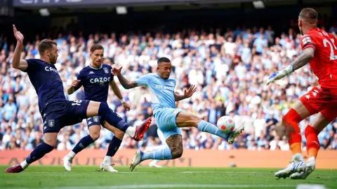 Manchester City: Aficionados agredieron a Robin Olsen, arquero del Aston Villa