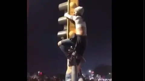 Atlas: aficionada se cayó de un semáforo en los festejos del título
