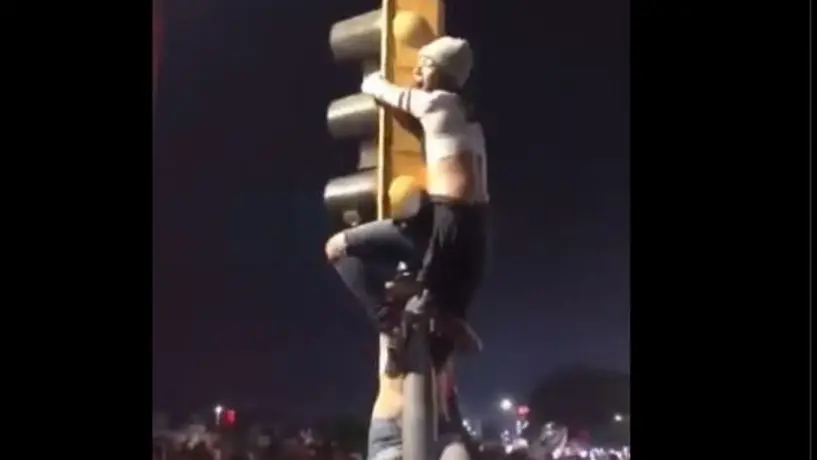 Atlas: aficionada se cayó de un semáforo en los festejos del título