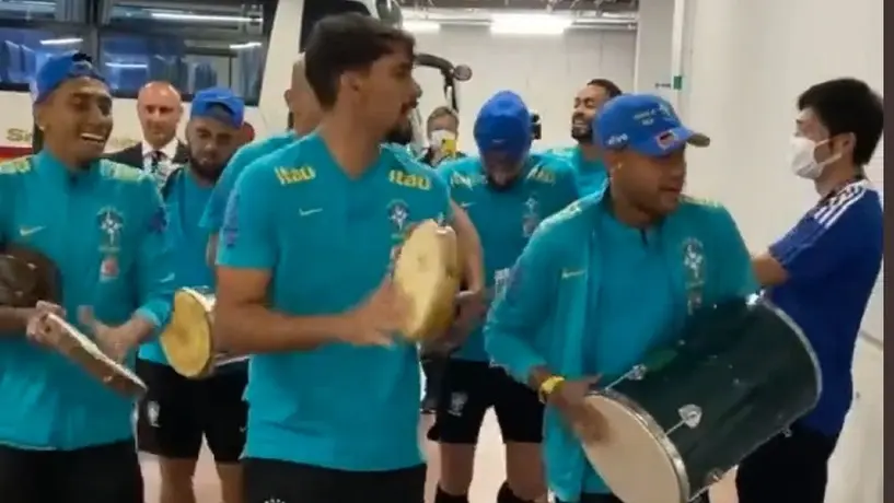 Brasil: Jugadores de La Canarinha arribaron a entrenamiento al ritmo de batucada