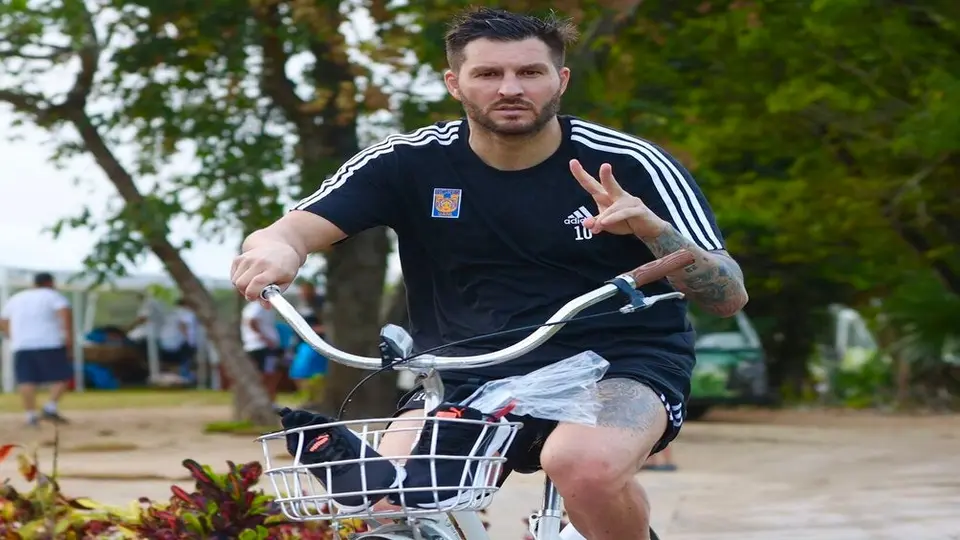 Video: Gignac se mueve al ritmo de la cumbia en la concentración de Tigres