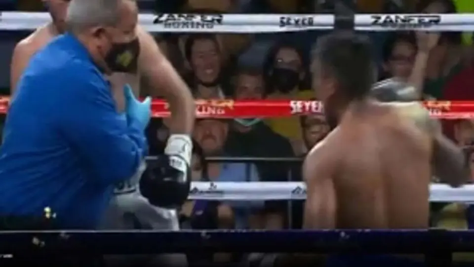 Video: Referí mexicano recibió golpe de boxeador y no pudo terminar el combate