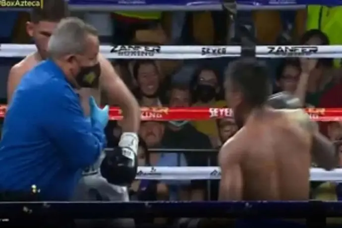Video: Referí mexicano recibió golpe de boxeador y no pudo terminar el combate