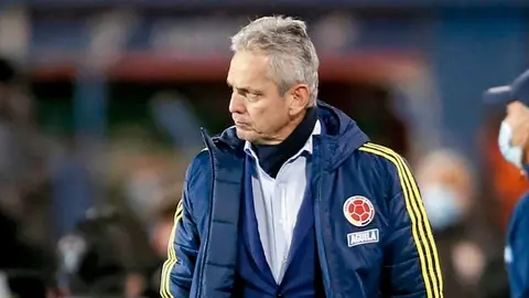 Video: Aficionados de Colombia lanzaron objetos a Reinaldo Rueda tras derrota vs Perú