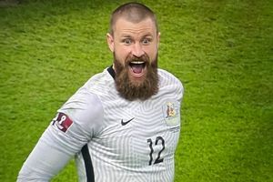 Video: Portero de Australia arrojó botella con anotaciones de Gallese previo a los penaltis