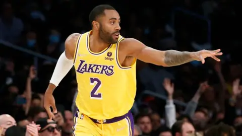 Ellington de los Lakers amenazó en redes a Facundo Campazzo: 'Te agarraré con mis manos'