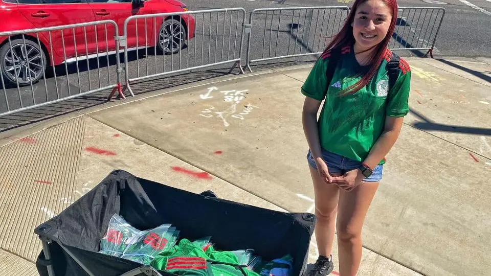 Selección Mexicana: Joven aprovecha gira por EU para vender artículos del Tri