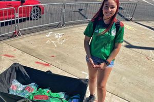 Selección Mexicana: Joven aprovecha gira por EU para vender artículos del Tri