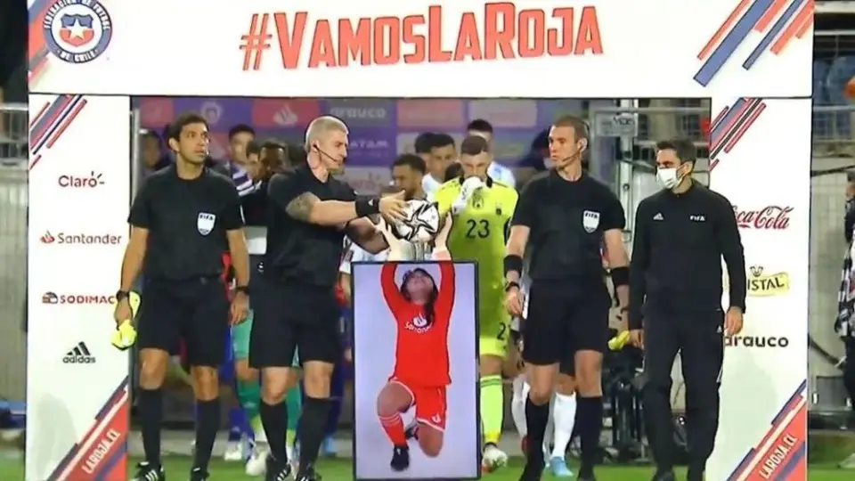 Conmebol suspendió a árbitros asistentes del Chile vs Argentina por no llevar banderínes