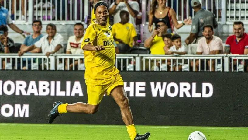 Video: Ronaldinho, Roberto Carlos y Vinicius brillaron en partido de leyendas