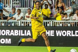 Video: Ronaldinho, Roberto Carlos y Vinicius brillaron en partido de leyendas
