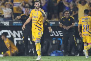 Gignac 'echó la reta' en una liga de Futbol 7 en Nuevo Léon