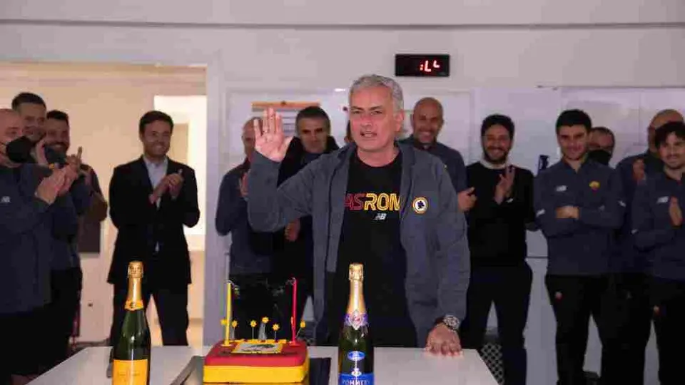 Video: Mourinho festejó su cumpleaños con pastel y champagne