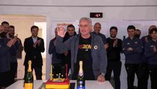 Video: Mourinho festejó su cumpleaños con pastel y champagne