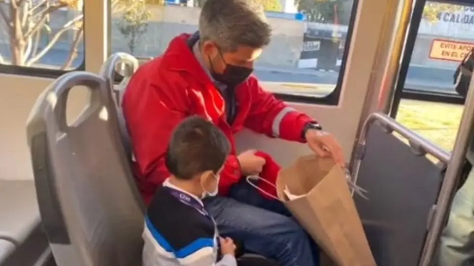 Niño rompió las redes con peculiar fiesta del Metrobús; el servicio de transporte responde con regalo