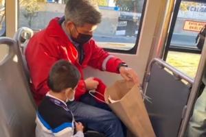 Niño rompió las redes con peculiar fiesta del Metrobús; el servicio de transporte responde con regalo