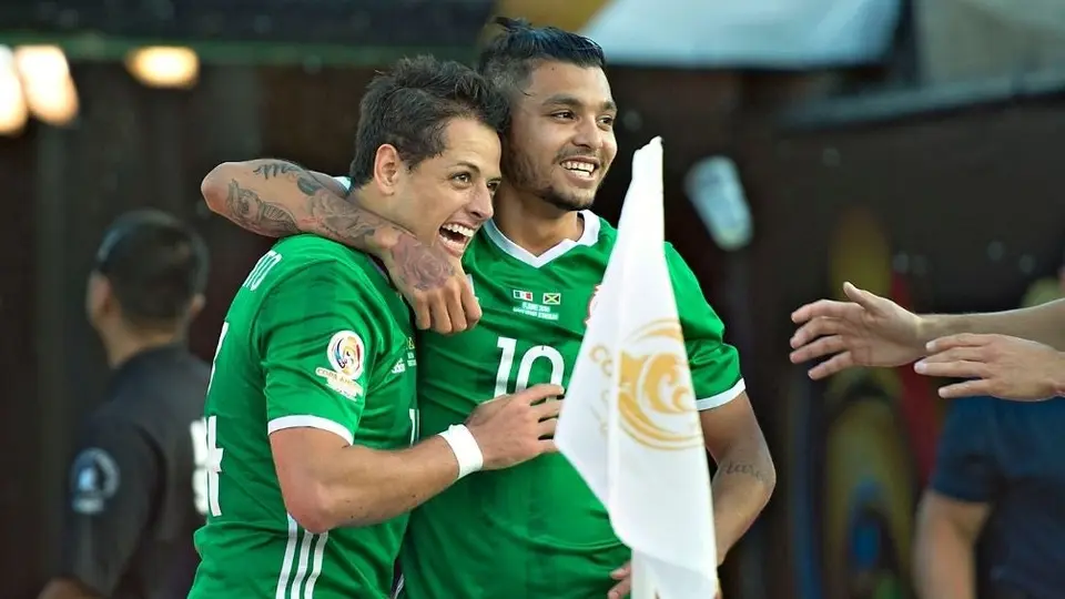 Tecatito Corona sobre Chicharito: 'Nos gustaría tenerlo porque es el máximo goleador del Tri'