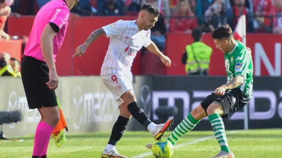 Tecatito Corona: Realizó jugada de fantasía durante el derbi sevillano