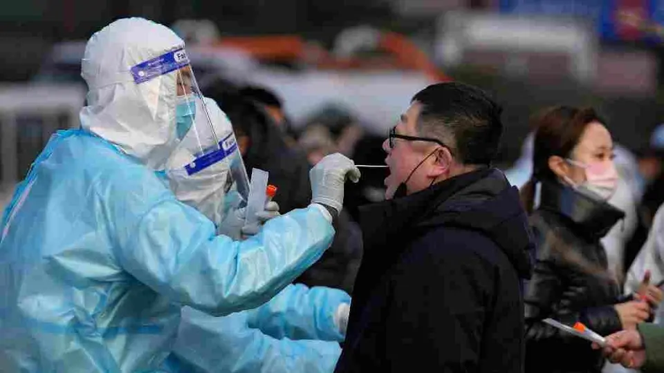 Coronavirus: Variante ómicron deja de ser contagioso a los cinco días