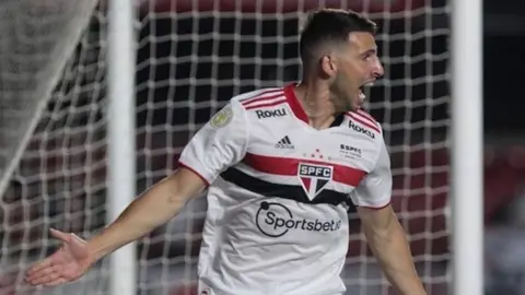 Video: Jonathan Calleri agredió a un fanático de Palmeiras tras la goleada al Sao Paulo