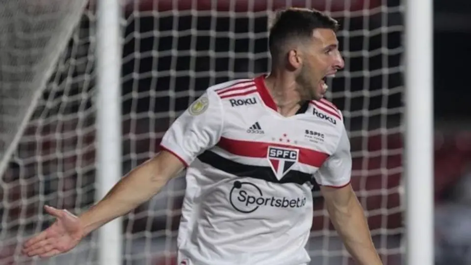 Video: Jonathan Calleri agredió a un fanático de Palmeiras tras la goleada al Sao Paulo
