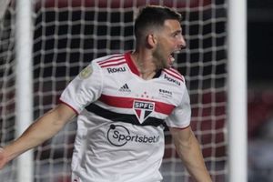 Video: Jonathan Calleri agredió a un fanático de Palmeiras tras la goleada al Sao Paulo