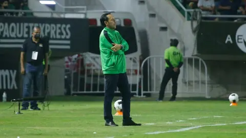 Santos: Árbitro exige al DT de los Laguneros ponerse la chamarra durante el juego vs Mazatlán