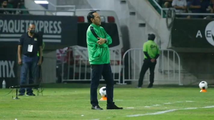 Santos: Árbitro exige al DT de los Laguneros ponerse la chamarra durante el juego vs Mazatlán