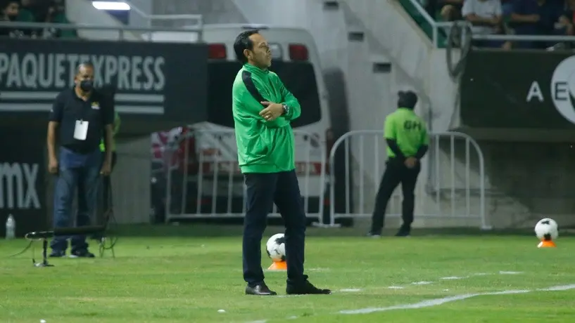 Santos: Árbitro exige al DT de los Laguneros ponerse la chamarra durante el juego vs Mazatlán