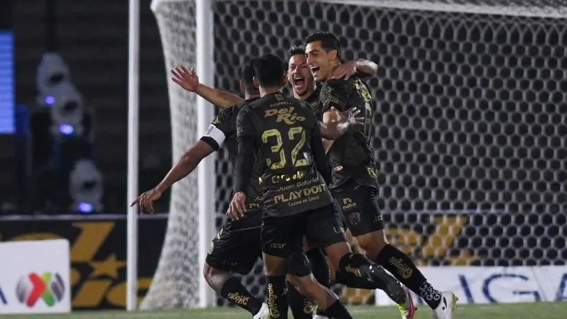 Juárez vs Chivas: Imitador de Juan Gabriel animó el medio tiempo del partido