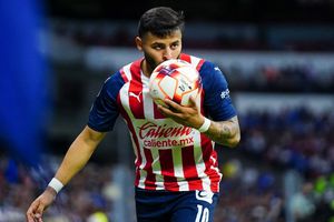 Video: Alexis Vega sorprendió a aficionado en silla de ruedas con regalo