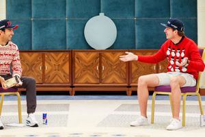 Video: Checo Pérez y Max Verstappen realizaron divertido intercambio de Navidad