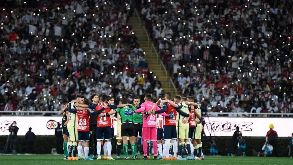 Aficionados de Chivas y América iluminaron las tribunas del Akron durante el minuto por la Paz