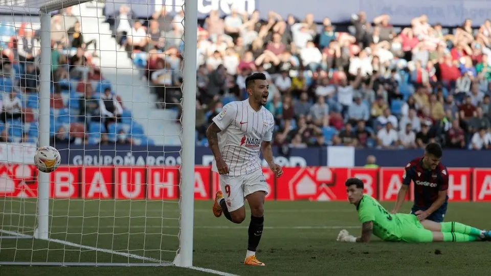Tecatito Corona, en la convocatoria del Sevilla pese a problemas físicos