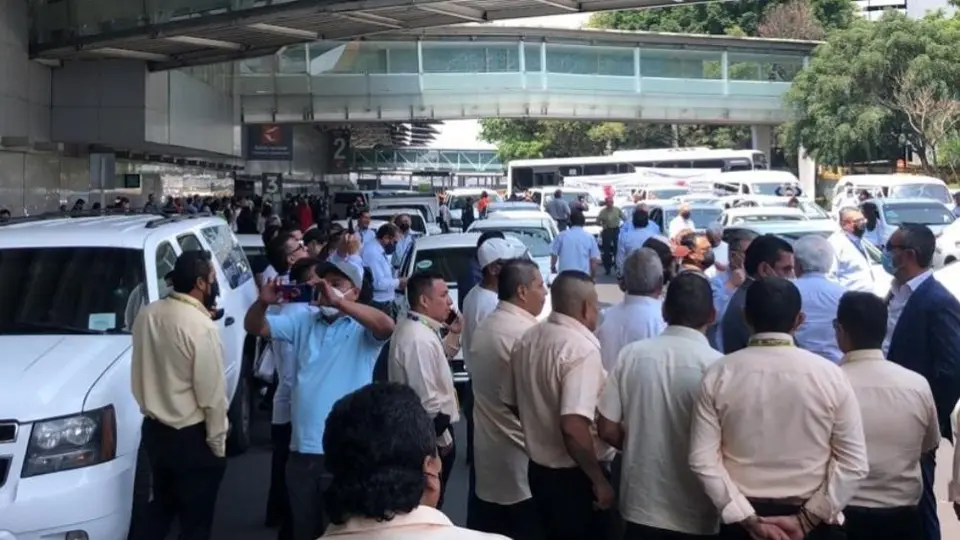 CDMX: Taxistas bloquean accesos a terminales 1 y 2 del AICM