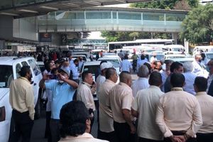 CDMX: Taxistas bloquean accesos a terminales 1 y 2 del AICM
