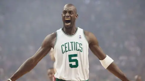 NBA: Celtics homenajeó a Kevin Garnett retirando el número '5'