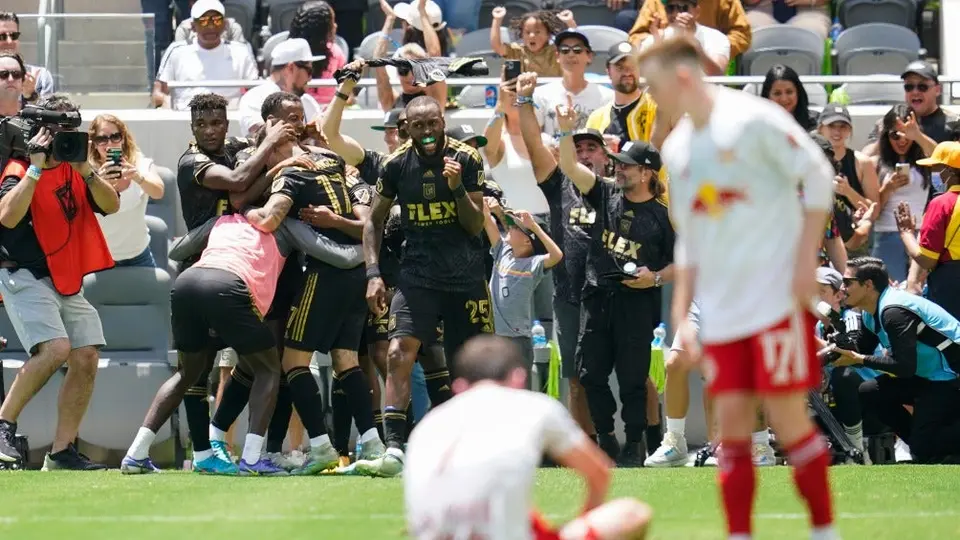 Carlos Vela: LAFC celebró la renovación del mexicano con un triunfo vs New York