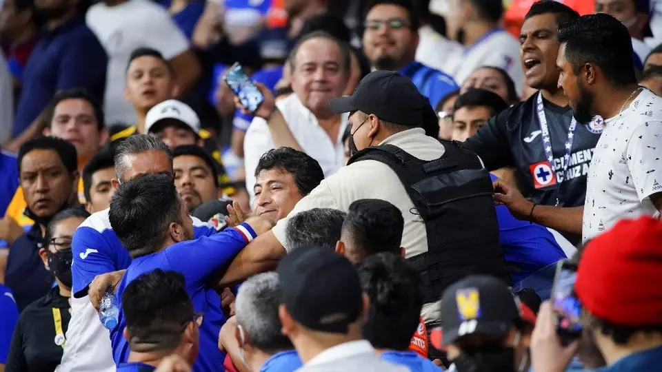 Cruz Azul vs Tigres: Aficionados fueron retirados del Azteca por conatos de bronca en la tribuna