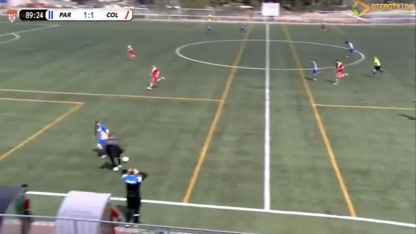 Video: Auxiliar técnico ingresó al campo para interrumpir contragolpe en España