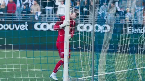 Video: Portero de la liga de Noruega es captado 'achicando' las porterías