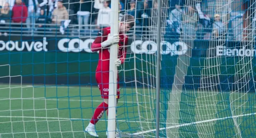Video: Portero de la liga de Noruega es captado 'achicando' las porterías