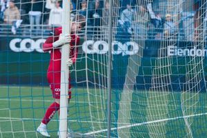 Video: Portero de la liga de Noruega es captado 'achicando' las porterías