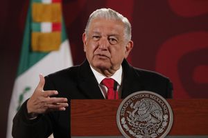 López Obrador pidió al INAI revelar los ingresos de Carlos Loret de Mola